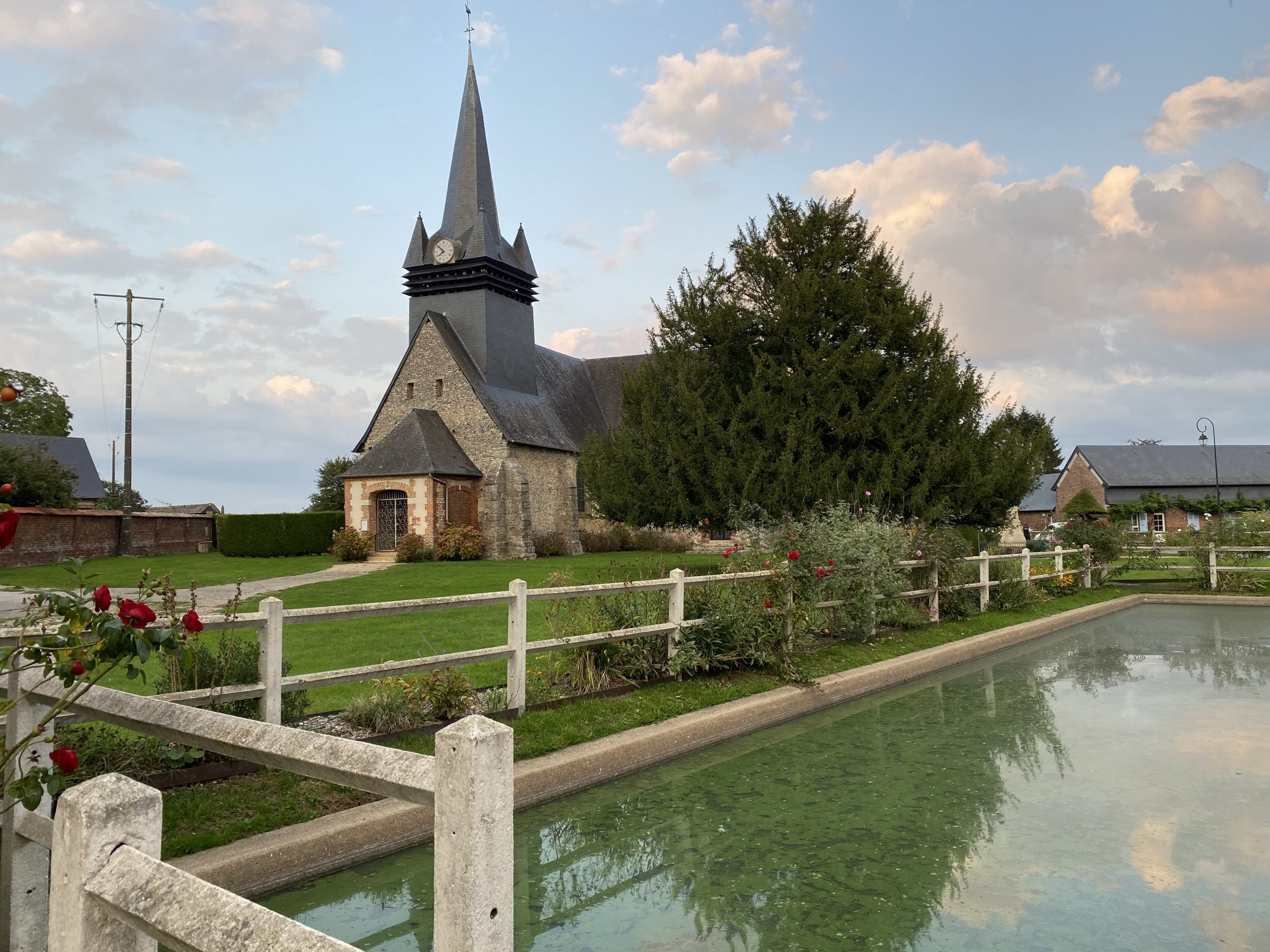 Eglise-et-son-plan-d-eau-Fleury-la-Foret-2021-OTLA-scaled.jpg