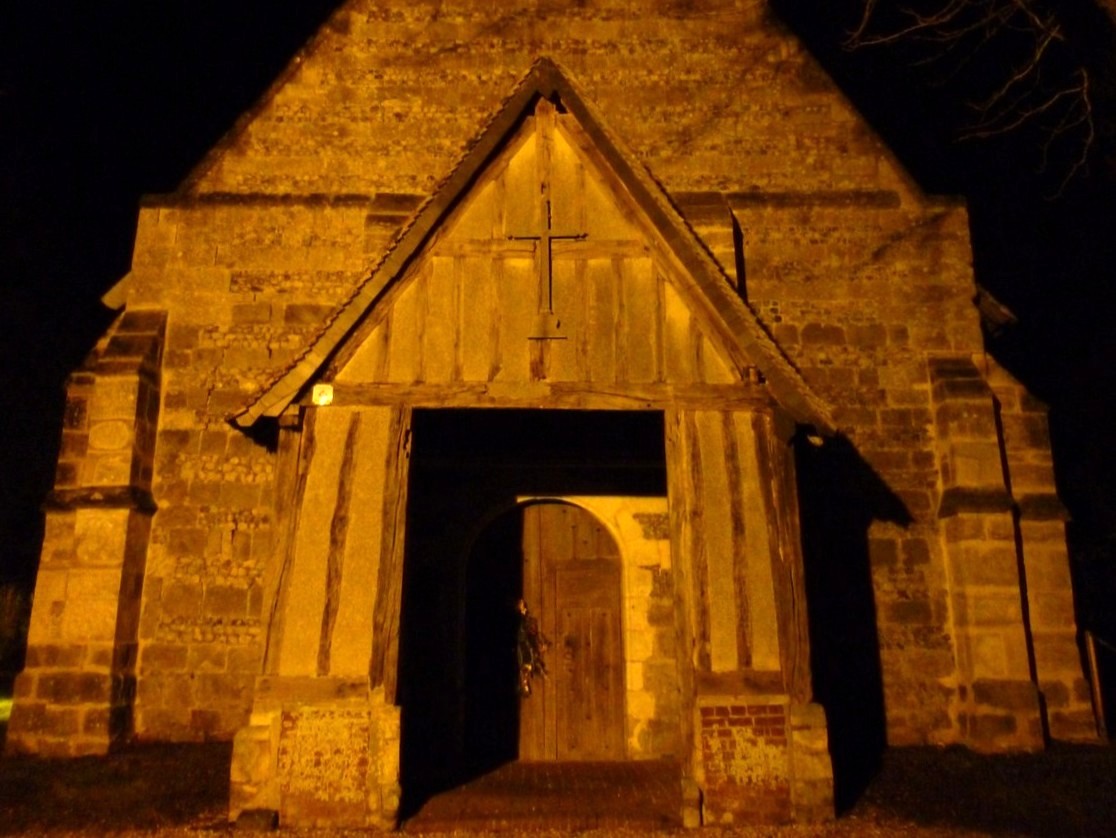 Entree-eglise-Saint-Aubin-Doudeauville-en-Vexin-nocturne-Memoires-de-Doudeauville-2.jpg